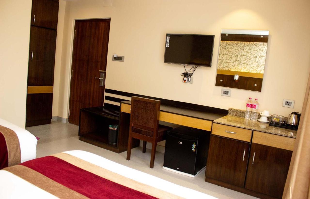 Hotel Silverline Покхара Екстер'єр фото