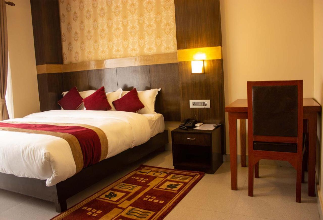 Hotel Silverline Покхара Екстер'єр фото