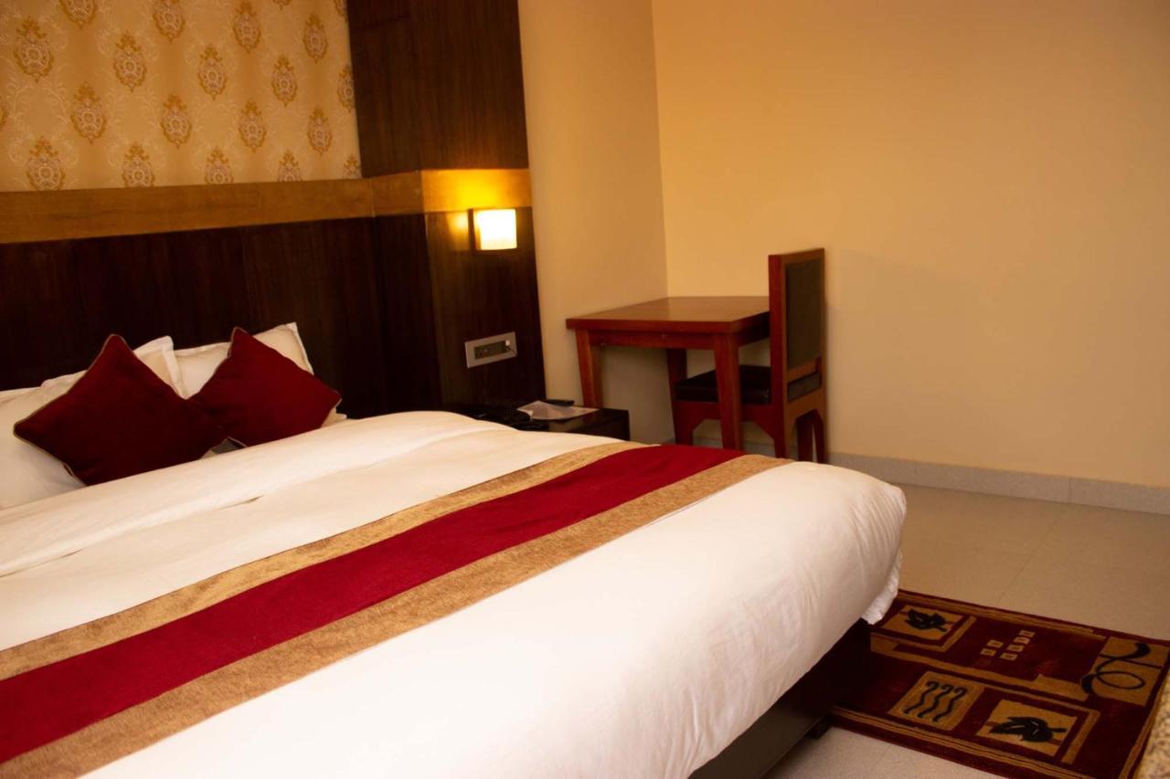 Hotel Silverline Покхара Екстер'єр фото